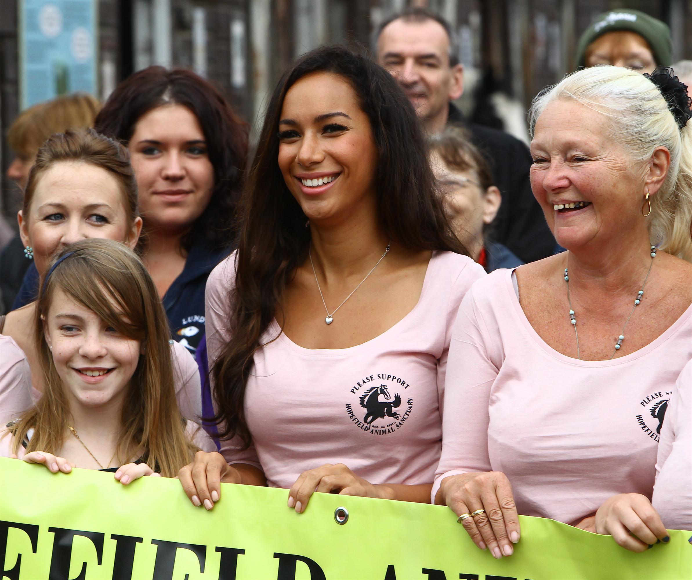 Leona Lewis visits the Hopefield Animal Sanctuary - Photos | Picture 98732